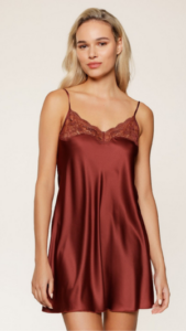 Bordeaux satijnen jurk heeft mooie kanten details