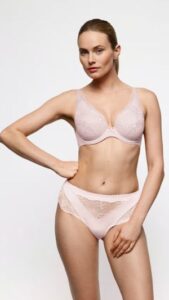 Marie Jo Solene voorgevormde plunge bh en bijpassende slip in Gardenia Rose poederroze met glanzende broderie en luxe string bij Lingerie La Luna Waarschoot.