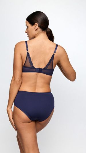 Een elegante, diepblauwe set die zich kenmerkt door verfijnd, tweekleurig kantwerk in een geometrisch patroon op de achterzijde en langs de cups. De achterkant van de slips is volledig glad voor een onzichtbaar effect onder kleding.
