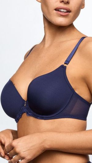 Marie Jo Linaa voorgevormde bh in de schitterende, diepe tint Saffier Blauw. Deze luxe bh combineert een onberispelijke, comfortabele pasvorm met een stijlvol en verfijnd design.