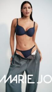Dit is de iconische Avero collectie van het Belgische lingeriemerk Marie Jo. De afgebeelde set is uitgevoerd in de diepblauwe Velvet Blue, die is voorzien van een subtiele glans in de ruitjesstof