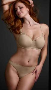 Marlies Dekkers Space Odyssey voorgevormde balconette bh en string (thong) in Glossy Camel gedragen door model - Lingerie La Luna Waarschoot