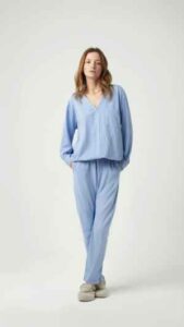 Damespyjama merk Pluto met een elegant silhouet. Ontdek de top V-hals en de comfortabele rechte broek bij La Luna Lievegem.