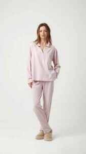 damespyjama met een polokraag en rechte broek merk Pluto in de kleur dusty pink