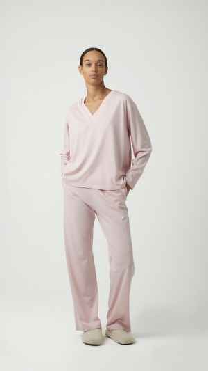 Pluto Alena pyjama met V-hals bovenstuk en wijde broek in Vieux Pink zachtroze
