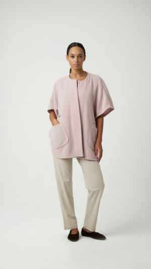 Kort jasje Rachel van Pluto met zakken in Vieux Pink, gecombineerd met beige broek