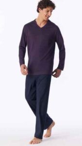 Schiesser nachtkleding voor heren Bovenstuk: Een effen, donkerpaars/auberginekleurig shirt met lange mouwen en een klassieke V-hals.Broek: Een comfortabele, losvallende lange pyjamabroek in contrasterend nachtblauw.