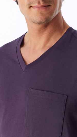 Ontdek Schiesser nachtkleding voor heren bij La Luna in Waarschoot. Hoogwaardige pyjama met een aubergine V-hals shirt en blauwe broek.