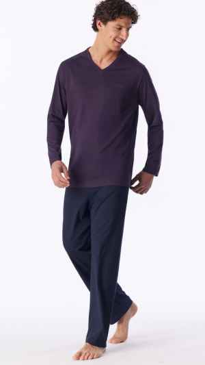 Schiesser nachtkleding voor heren Bovenstuk: Een effen, donkerpaars/auberginekleurig shirt met lange mouwen en een klassieke V-hals.Broek: Een comfortabele, losvallende lange pyjamabroek in contrasterend nachtblauw.