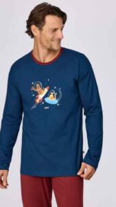 Donkerblauwe pyjama Woody van katoen met ruimteprint. Het donkerblauwe bovenstuk is afgewerkt met een bordeauxrode halsboord. De broek is effen bordeaux en is afgewerkt met een elastische tailleband. Verkrijgbaar tot XXL.