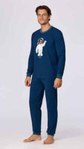 Donkerblauwe pyjama van soepel katoen. Het bovenstuk heeft een grote print van een beer als astronaut. De broek is effen donkerblauw en is afgewerkt met een elastische tailleband. De elastische manchetten, uiteinden van de broekspijpen en de hals zijn afgewerkt met een lichtblauwe bies. Verkrijgbaar maat tot XXL.