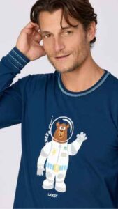 Donkerblauwe Woody pyjama van soepel katoen tot XXL. Ontdek 'm bij La Luna tussen Gent & Brugge. Vlot parkeren & maatadvies!