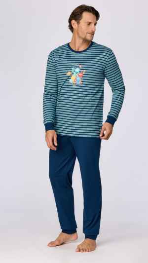 Blauw gestreepte pyjama van katoen. Het bovenstuk heeft een ronde hals, lange mouwen, een streeppatroon in contrasterende kleuren en een grote print. De hals en mouwboorden zijn afgewerkt in een effen blauwe kleur. De broek heeft een lange pijp, een elastische tailleband, een rechte pasvorm en een boord onderaan. De pyjama is verkrijgbaar in de maten tot XXL