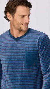 Woody herenpyjama in velours, shirt in blauw met een stijlvolle bordeaux strepen. Effen blauwe broek met zakken