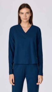 Woody Blauw huispak of pyjama De trui heeft een V hals met contrastbies en elastische boorden. De broek is afgewerkt met een elastische tailleband en sluit aan rond de enkels. Verkrijgbaar in de maten XS tot XXL.