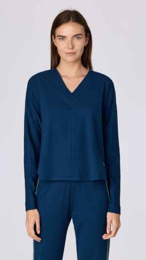 Woody Blauw huispak of pyjama De trui heeft een V hals met contrastbies en elastische boorden. De broek is afgewerkt met een elastische tailleband en sluit aan rond de enkels. Verkrijgbaar in de maten XS tot XXL.