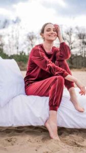 Bordeaux huispak van velours. De trui heeft een ronde hals met contrastbies en elastische boorden. De broek is afgewerkt met een elastische tailleband en sluit aan rond de enkels. Verkrijgbaar in de maten XS tot XXL.