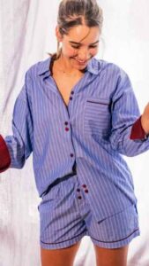 De pyjama is gemaakt van geweven katoen en uitgevoerd in een lichtblauw wit verticaal streeppatroon. Deze pyjamaset bestaat uit een pyjamahemd met lange mouwen en een bijpassende korte broek met elastische tailleband. Het pyjamahemd heeft een klassieke kraag, een volledige knoopsluiting aan de voorzijde en een borstzak op de linkerzijde. Contrasterende bordeauxrode details aan de knopen, de borstzak en de zoom van de short zorgen voor een verfijnde afwerking. Deze pyjama is gemaakt van geweven katoen, waardoor hij een flanel gevoel geeft. Verkrijgbaar in de maten 12Y tot XXL.