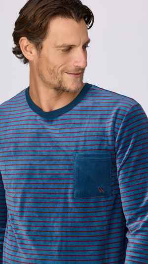 Woody herenpyjama in velours, shirt in blauw met een stijlvolle bordeaux strepen. Effen blauwe broek met zakken
