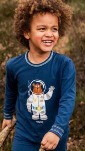 Woody pyjama met ruimtebeer (2-16 jaar) bij La Luna Waarschoot. Welke maat valt het beste? Wij helpen je met persoonlijk advies in de winkel.