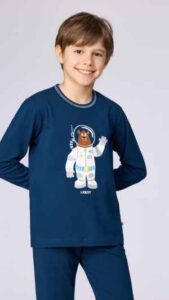 Jongens en meisjes in een stoere Woody pyjama met een print van een beer als astronaut. De broek is effen donkerblauw en is afgewerkt met een elastische tailleband. De elastische manchetten, uiteinden van de broekspijpen en de hals zijn afgewerkt met een lichtblauwe bies. Verkrijgbaar in de maten 2 jaar t.e.m 16 jaar. Ook voor volwassenen