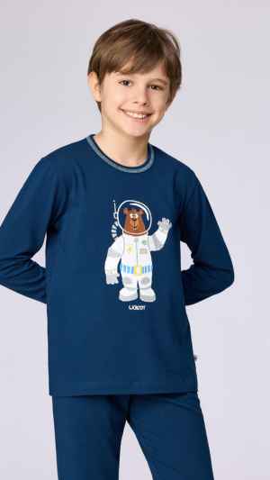 Jongens en meisjes in een stoere Woody pyjama met een print van een beer als astronaut. De broek is effen donkerblauw en is afgewerkt met een elastische tailleband. De elastische manchetten, uiteinden van de broekspijpen en de hals zijn afgewerkt met een lichtblauwe bies. Verkrijgbaar in de maten 2 jaar t.e.m 16 jaar. Ook voor volwassenen
