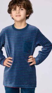 Zachte, warme fluwelen stof (velours) en herken je aan de fijne bordeauxrode strepen op een donkerblauwe basis, afgewerkt met een effen borstzakje en lange broek