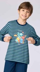 Blauw gestreepte pyjama van katoen. Het bovenstuk heeft een ronde hals, lange mouwen, een streeppatroon in contrasterende kleuren en een grote print. De hals en mouwboorden zijn afgewerkt in een effen blauwe kleur. De broek heeft een lange pijp, een elastische tailleband, een rechte pasvorm en een boord onderaan.